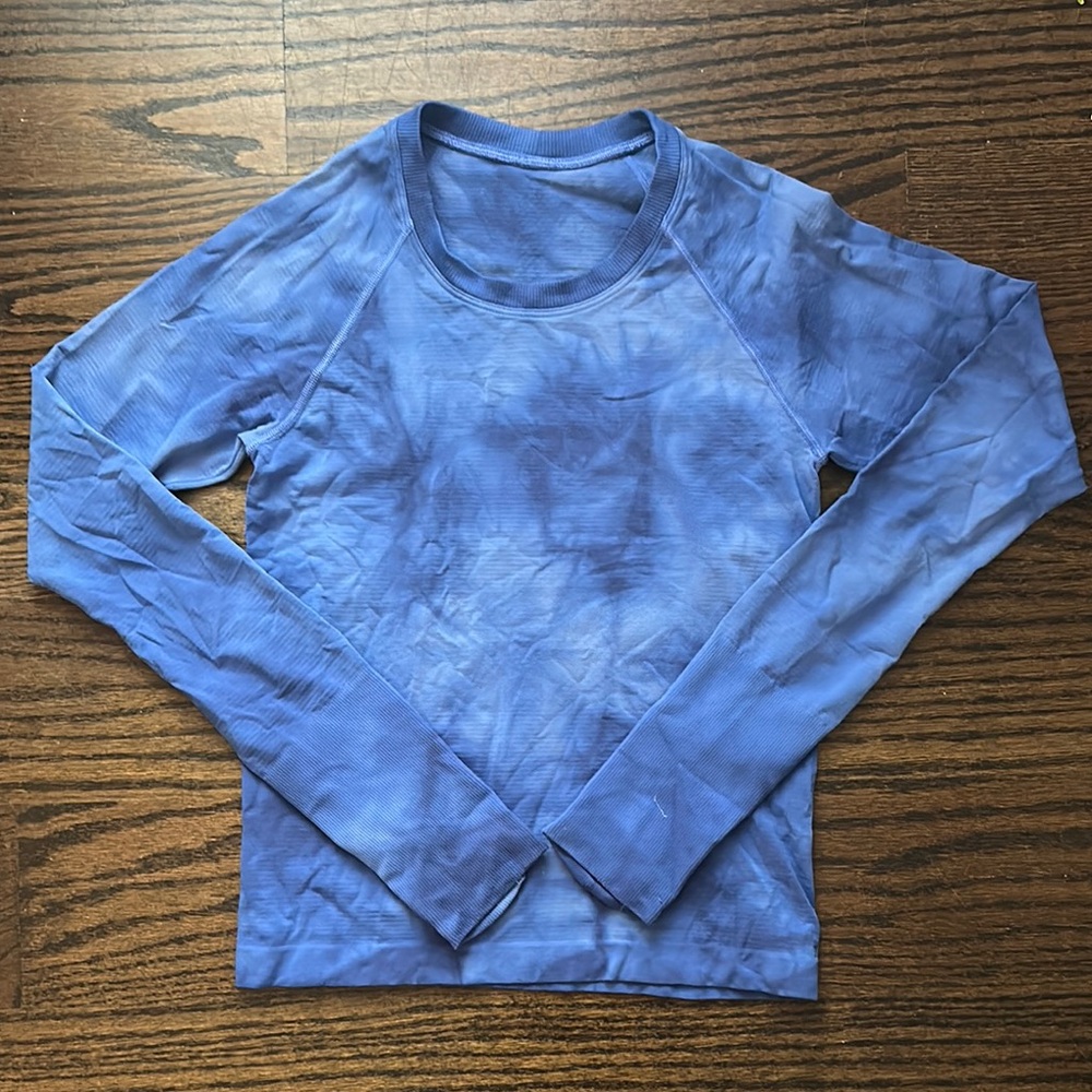 Lululemon blue size 4 long sleeve